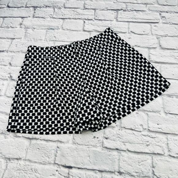 Ann Taylor Factory Pants - ANN TAYLOR Factory Shorts Woman's Size 4 Black White Geometric Dressy Casual